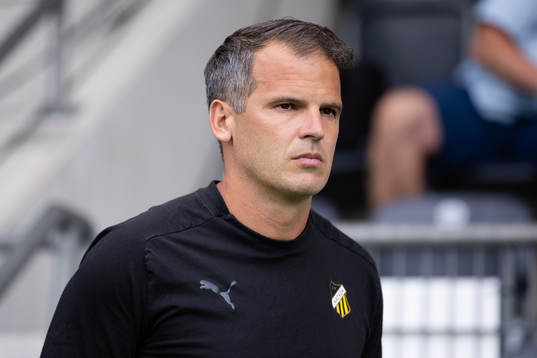 Häckens tränare Robert Vilahamn innan  fotbollsmatchen i