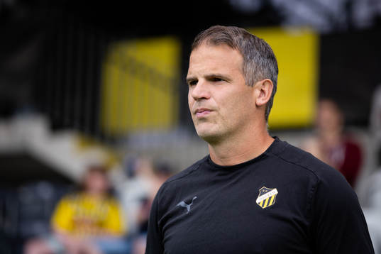 Häckens tränare Robert Vilahamn innan  fotbollsmatchen i