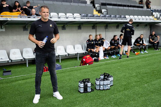 Häckens tränare Robert Vilahamn innan  fotbollsmatchen i