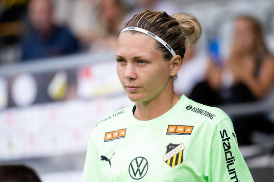 Häckens målvakt Jennifer Falk på väg in för line up