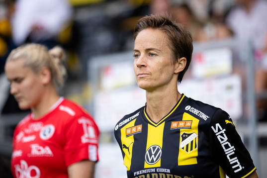 Häckens Aivi Luik på väg in för line up innan