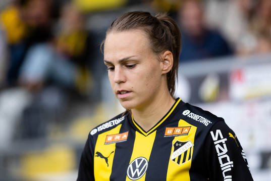 Häckens Dora Zeller på väg in för line up innan