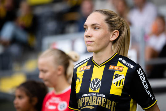 Häckens Elin Rubensson på väg in för line up innan