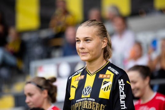 Häckens Stine Larsen på väg in för line up innan