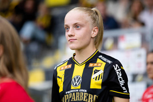 Häckens Anna Sandberg på väg in för line up innan