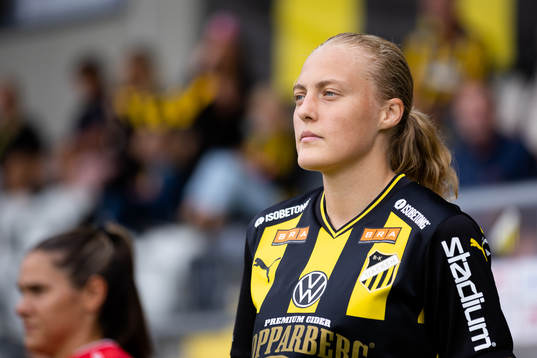 Häckens Elma Junttila Nelhage på väg in för line up