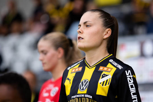Häckens Hanna Wijk på väg in för line up innan
