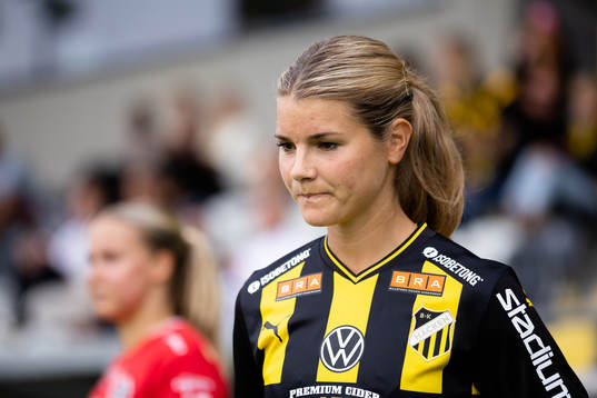 Häckens Andrine Stolsmo Hegerberg på väg in för line up