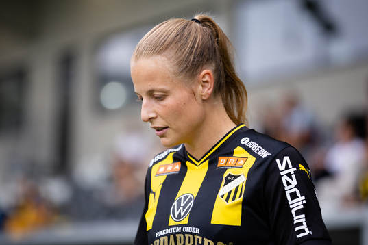 Häckens Anna Anvegård på väg in för line up innan