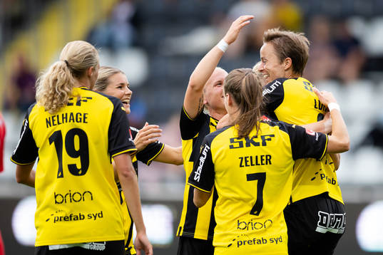Häckens Aivi Luik jublar med lagkamrater