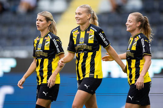 Häckens Stine Larsen jublar med Andrine Stolsmo Hegerberg