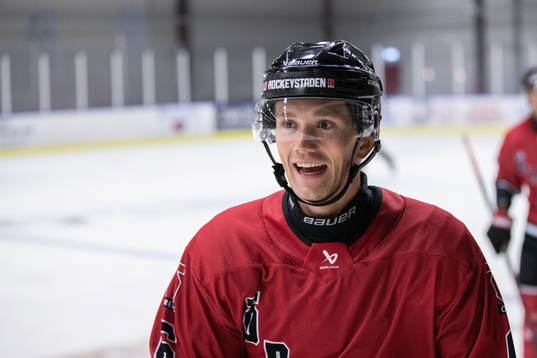 Örebros Filip Berglund  jublar