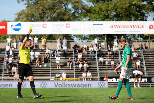 Jönköpings Daniel Strandsäter varnas av domare Martin
