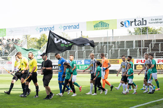 Landskronas och Jönköpings spelare gör entré