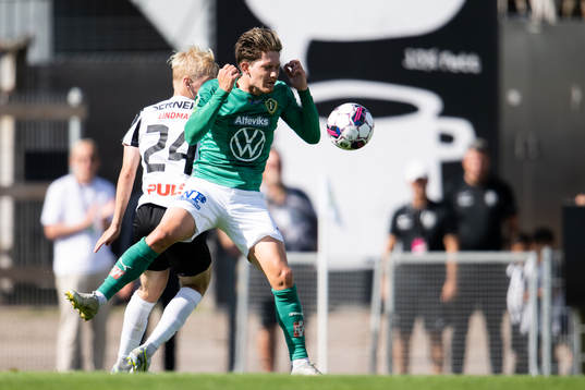 Landskronas Emil Lindman trycker till Jönköpings Robin