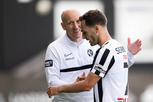 Landskronas tränare Billy Magnusson tackar Alexander Tkacz