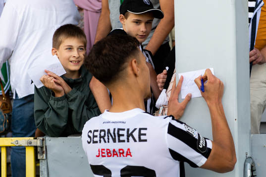 Landskronas Camil Jebara  skriver autograf