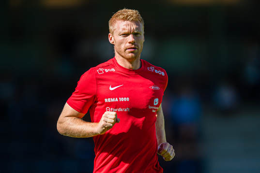 Sivert Heltne Nilsen of Brann warms up