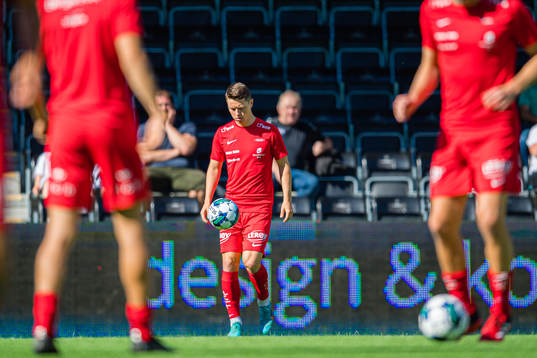 Mathias Knutsen Rasmussen of Brann warms up