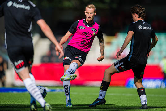Hördur Ingi Gunnarsson of Sogndal warms up