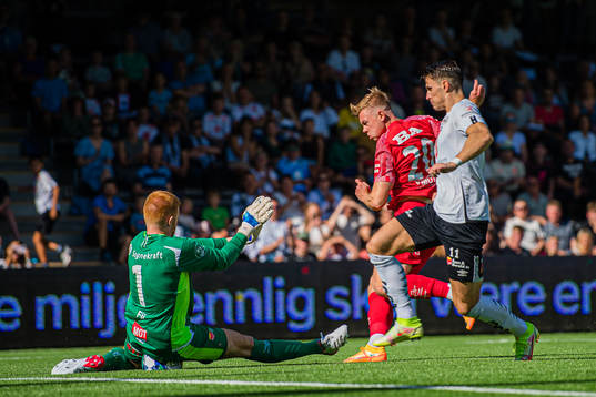 Aune Selland Heggebø of Brann missing a chance to score