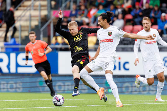 Östersunds Simon Kroon och Brommapojkarnas Nikola Vasic