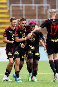 Östersunds Kristian Novak och Chovanie Amatkarijo jublar