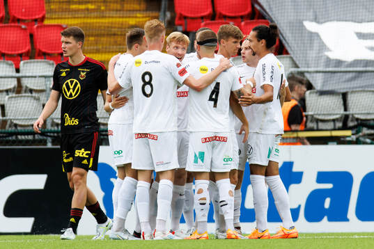 Brommapojkarnas Gustav Sandberg Magnusson jublar