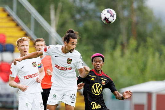 Brommapojkarnas Monir Jelassi och Östersunds Chovanie