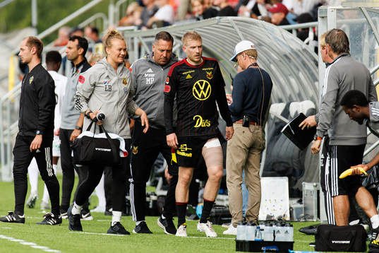 Östersunds Simon Kroon lämnar planen med lindat lår