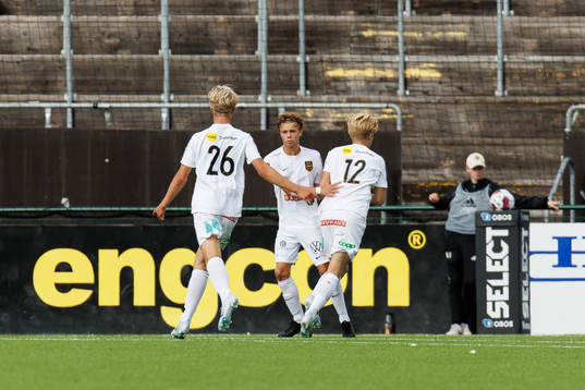 Brommapojkarnas Theo Bergvall jublar