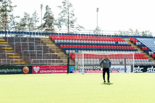 Östersunds tränare Magnus Powell deppar