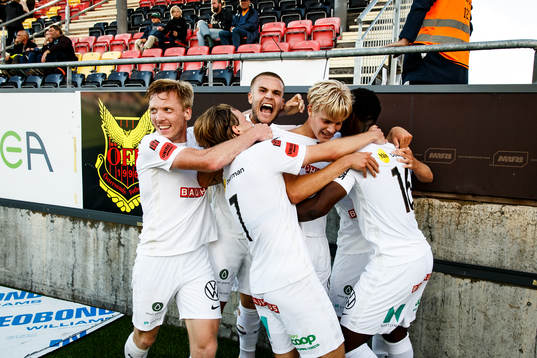 Brommapojkarnas Richie Omorowa (l,h)jublar med lagkamrater