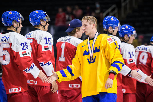 Linus Sjödin of Sweden thanks the players of Czech Republic