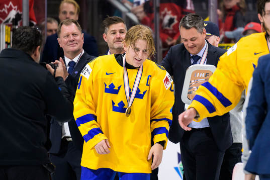Emil Andrae of Sweden gives head coach Tomas Montén the
