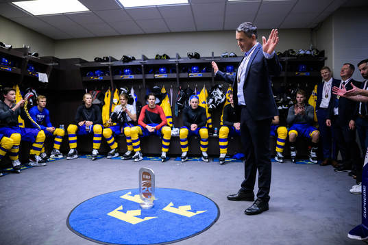 Head coach Tomas Montén of Sweden holds a speech to the