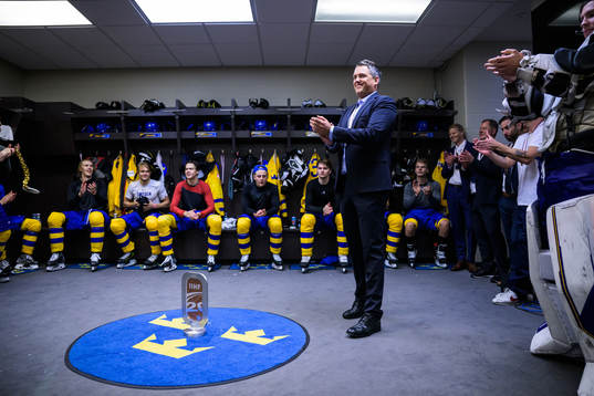 Head coach Tomas Montén of Sweden holds a speech to the