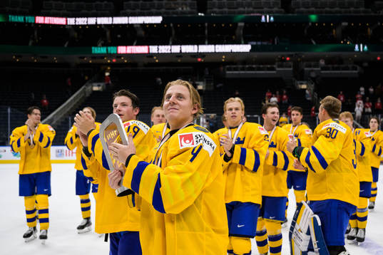 Emil Andrae of Sweden with the bronze trophy