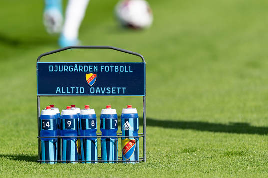 Vattenflaskor före fotbollsmatchen i Allsvenskan mellan