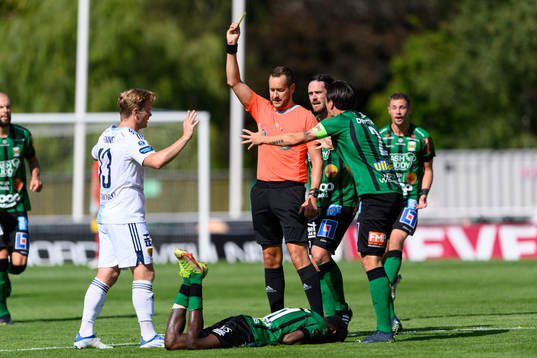 Djurgårdens Hampus Finndell får gult kort av domare