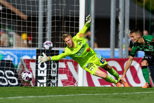 Varbergs målvakt Fredrik Andersson ser bollen gå i mål