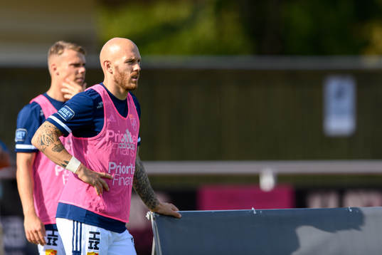 Djurgårdens Magnus Eriksson värmer upp