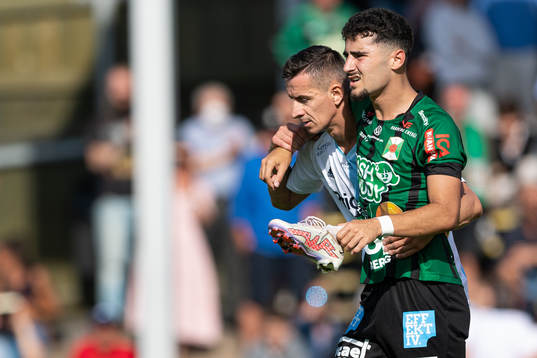 Djurgårdens Haris Radetinac hjälper Varbergs Ismet