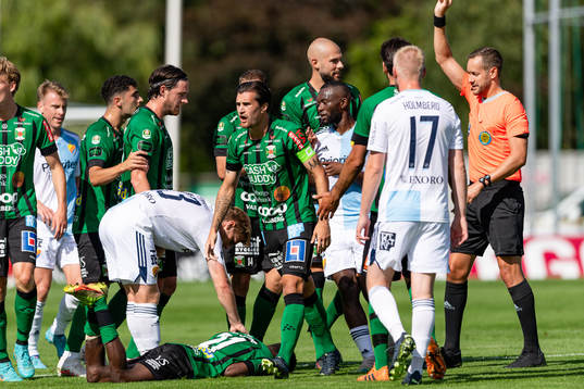Djurgårdens Hampus Finndell får gult kort