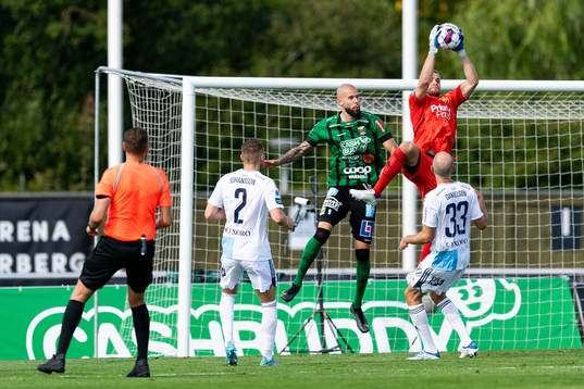 Djurgårdens målvakt Alexandr Vasiutin och Varbergs Robin