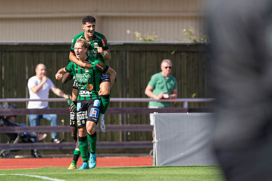 Varbergs Alexander Johansson och Ismet Lushaku jublar