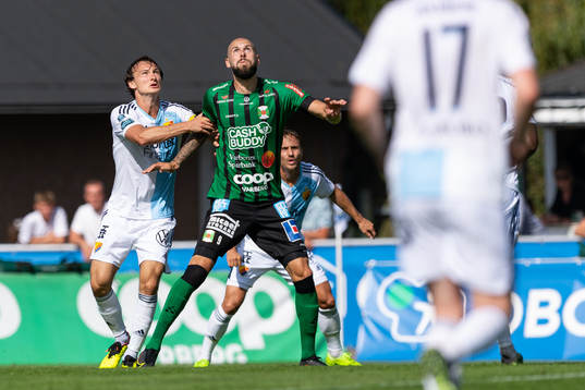 Djurgårdens Hjalmar Ekdal och Varbergs Robin Simovic