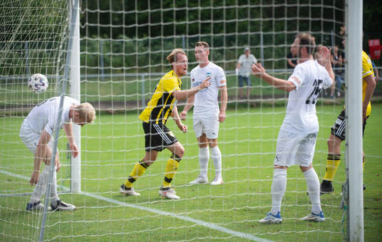 Bläddra bland fler bilder av Fotboll, div. 2, Österlen - IFK Hässleholm 