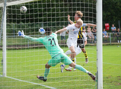 IFK Hässleholms Robin Strömberg nickar elegant in 0-1 och