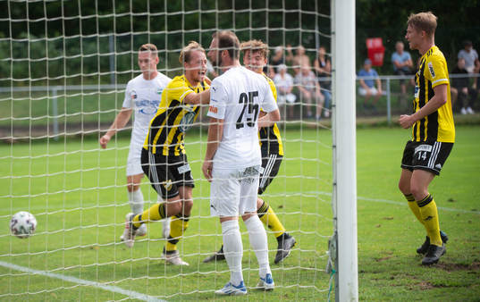 IFK Hässleholms Robin Strömberg har gjort 0-1 och jublar